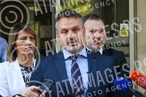 The parliamentary group of the People's Party in the Assembly of Belgrade held a press conference in front of the Assembly of Belgrade.Odbornicka grupa Narodne stranke u Skupstini Beograda odrzala je konferencija za medije ispred Skupstine Beograda