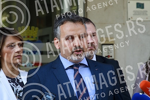 The parliamentary group of the People's Party in the Assembly of Belgrade held a press conference in front of the Assembly of Belgrade.Odbornicka grupa Narodne stranke u Skupstini Beograda odrzala je konferencija za medije ispred Skupstine Beograda