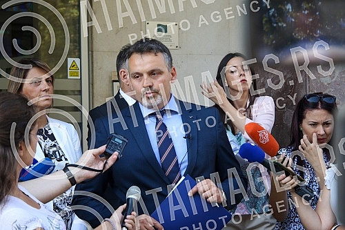 The parliamentary group of the People's Party in the Assembly of Belgrade held a press conference in front of the Assembly of Belgrade.Odbornicka grupa Narodne stranke u Skupstini Beograda odrzala je konferencija za medije ispred Skupstine Beograda