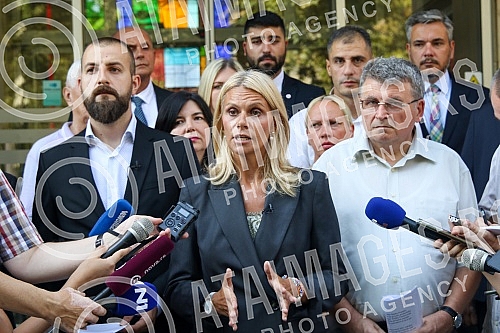 The parliamentary group United (SSP, PSG, Preokret, Sloga) held a media conference in front of the Belgrade Assembly.Odbornicka grupa Ujedinjeni (SSP, PSG, Preokret, Sloga) odrzala je konferenciju za medije ispred Skupstine Beograda.