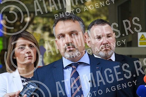 The parliamentary group of the People's Party in the Assembly of Belgrade held a press conference in front of the Assembly of Belgrade.Odbornicka grupa Narodne stranke u Skupstini Beograda odrzala je konferencija za medije ispred Skupstine Beograda