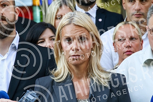 The parliamentary group United (SSP, PSG, Preokret, Sloga) held a media conference in front of the Belgrade Assembly.Odbornicka grupa Ujedinjeni (SSP, PSG, Preokret, Sloga) odrzala je konferenciju za medije ispred Skupstine Beograda.