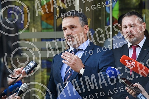 The parliamentary group of the People's Party in the Assembly of Belgrade held a press conference in front of the Assembly of Belgrade.Odbornicka grupa Narodne stranke u Skupstini Beograda odrzala je konferencija za medije ispred Skupstine Beograda