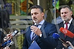 The parliamentary group of the People's Party in the Assembly of Belgrade held a press conference in front of the Assembly of Belgrade.Odbornicka grupa Narodne stranke u Skupstini Beograda odrzala je konferencija za medije ispred Skupstine Beograda