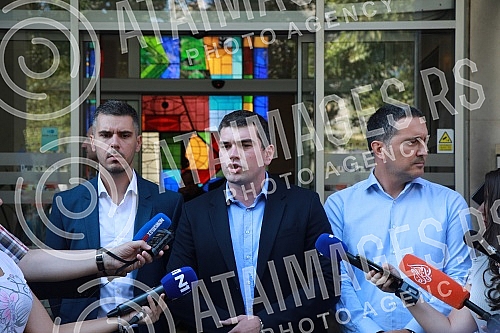 The parliamentary group of the Serbian coalition NADA (Novi DSS, POKS) held a press conference in front of the Belgrade Assembly. Odbornicka grupa Srpske koalicije NADA (Novi DSS, POKS) odrzala je konferenciju za medije ispred Skupstine Beograda.