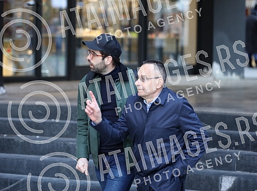 Awarding the prize to the winners of the competition THE BEST HOLE (Belgrade) of the city, which was organized by Nije Filozofski cutati, NIN, NewsNet, Marko Zvak and Ne davimo Beograd.Dodela nagrade pobednicima konkursa NAJ RUPA (Beo)grada koji su
