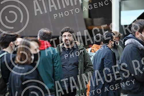 Awarding the prize to the winners of the competition THE BEST HOLE (Belgrade) of the city, which was organized by Nije Filozofski cutati, NIN, NewsNet, Marko Zvak and Ne davimo Beograd.Dodela nagrade pobednicima konkursa NAJ RUPA (Beo)grada koji su