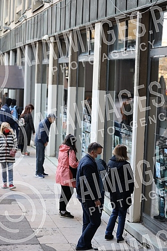 Awarding the prize to the winners of the competition THE BEST HOLE (Belgrade) of the city, which was organized by Nije Filozofski cutati, NIN, NewsNet, Marko Zvak and Ne davimo Beograd.Dodela nagrade pobednicima konkursa NAJ RUPA (Beo)grada koji su