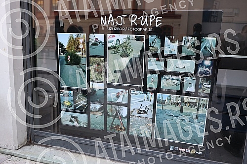 Awarding the prize to the winners of the competition THE BEST HOLE (Belgrade) of the city, which was organized by Nije Filozofski cutati, NIN, NewsNet, Marko Zvak and Ne davimo Beograd.Dodela nagrade pobednicima konkursa NAJ RUPA (Beo)grada koji su