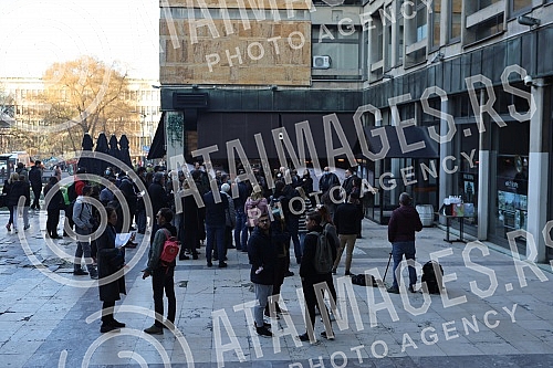 Awarding the prize to the winners of the competition THE BEST HOLE (Belgrade) of the city, which was organized by Nije Filozofski cutati, NIN, NewsNet, Marko Zvak and Ne davimo Beograd.Dodela nagrade pobednicima konkursa NAJ RUPA (Beo)grada koji su