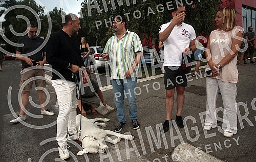 Work on the construction site in Block 37 continued this morning, and the tenants gathered again tonight to express their dissatisfaction, because the excavators continued with the construction work, which violated the agreement that neither side wil