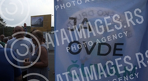 Work on the construction site in Block 37 continued this morning, and the tenants gathered again tonight to express their dissatisfaction, because the excavators continued with the construction work, which violated the agreement that neither side wil