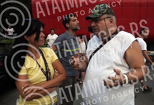 Work on the construction site in Block 37 continued this morning, and the tenants gathered again tonight to express their dissatisfaction, because the excavators continued with the construction work, which violated the agreement that neither side wil