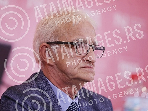 A press conference on the occasion of the civic petition for the pardon of war hero Zvezdan Jovanovic was held at the Media Center.Konferencija za medije povodom gradjanske peticije za pomilovanje ratnog heroja Zvezdana Jovanovica odrzana je u Medi
