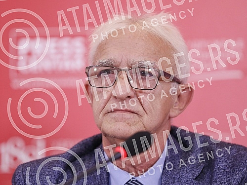 A press conference on the occasion of the civic petition for the pardon of war hero Zvezdan Jovanovic was held at the Media Center.Konferencija za medije povodom gradjanske peticije za pomilovanje ratnog heroja Zvezdana Jovanovica odrzana je u Medi