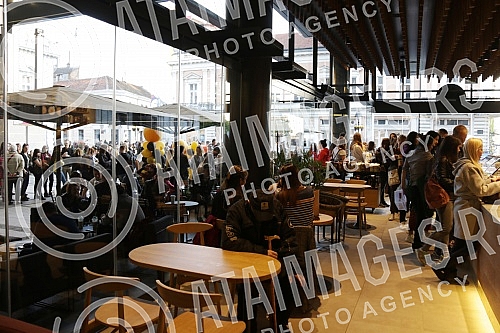 The first Coffee Shop Starbucks opened in Belgrade - Serbia.Prva radnja Starbaks otvoren u Beogradu - Srbiji.