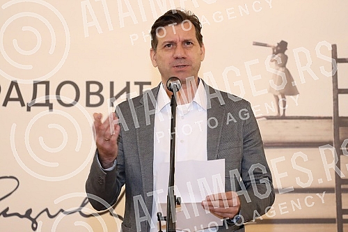 The ceremonial awarding of the newly established Dusan Radovic Award for Literature for Children and Youth was held in the Ceremonial Hall of the Belgrade City Assembly, organized by the Belgrade City Library.U Svecanoj sali Skupstine grada Beograd