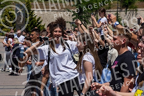 raduates of nis secondary vocational schools and grammar schoolsdanced the traditional Prom at the King of Milan Square at noon to the sounds of waltzes, which symbolically ended their schooling.Maturanti niskih srednjih strucnih skola i gimnazija 