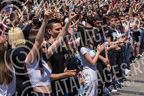 raduates of nis secondary vocational schools and grammar schoolsdanced the traditional Prom at the King of Milan Square at noon to the sounds of waltzes, which symbolically ended their schooling.Maturanti niskih srednjih strucnih skola i gimnazija 