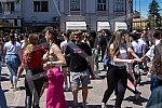 raduates of nis secondary vocational schools and grammar schoolsdanced the traditional Prom at the King of Milan Square at noon to the sounds of waltzes, which symbolically ended their schooling.Maturanti niskih srednjih strucnih skola i gimnazija 