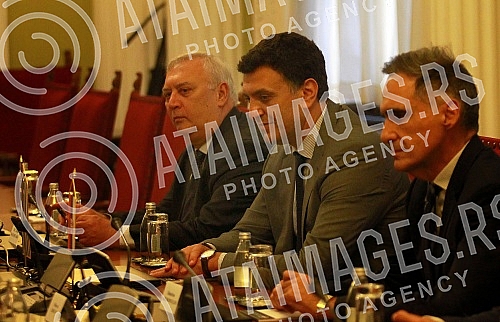 Members of the Parliamentary Friendship Group with Greece, led by Group President Veroljub Arsic, met with Greek Tourism Minister Vassilis Kikilias and a delegation from the Greek Parliament. Clanovi Poslanicke grupe prijateljstva sa Grckom, na cel