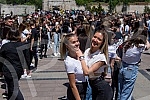 raduates of nis secondary vocational schools and grammar schoolsdanced the traditional Prom at the King of Milan Square at noon to the sounds of waltzes, which symbolically ended their schooling.Maturanti niskih srednjih strucnih skola i gimnazija 