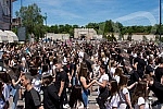 raduates of nis secondary vocational schools and grammar schoolsdanced the traditional Prom at the King of Milan Square at noon to the sounds of waltzes, which symbolically ended their schooling.Maturanti niskih srednjih strucnih skola i gimnazija 