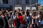 raduates of nis secondary vocational schools and grammar schoolsdanced the traditional Prom at the King of Milan Square at noon to the sounds of waltzes, which symbolically ended their schooling.Maturanti niskih srednjih strucnih skola i gimnazija 