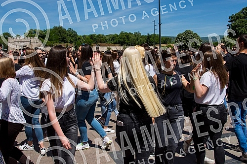 raduates of nis secondary vocational schools and grammar schoolsdanced the traditional Prom at the King of Milan Square at noon to the sounds of waltzes, which symbolically ended their schooling.Maturanti niskih srednjih strucnih skola i gimnazija 