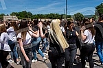 raduates of nis secondary vocational schools and grammar schoolsdanced the traditional Prom at the King of Milan Square at noon to the sounds of waltzes, which symbolically ended their schooling.Maturanti niskih srednjih strucnih skola i gimnazija 