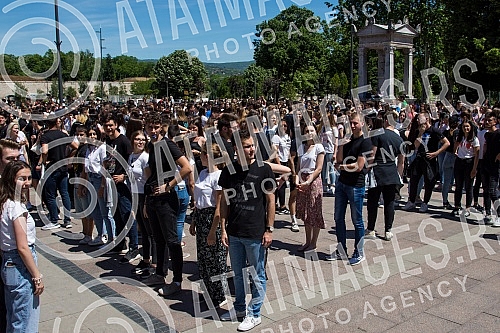 raduates of nis secondary vocational schools and grammar schoolsdanced the traditional Prom at the King of Milan Square at noon to the sounds of waltzes, which symbolically ended their schooling.Maturanti niskih srednjih strucnih skola i gimnazija 
