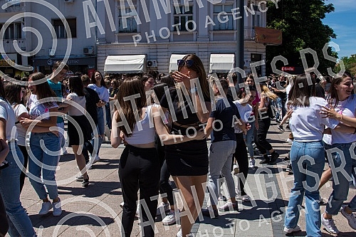 raduates of nis secondary vocational schools and grammar schoolsdanced the traditional Prom at the King of Milan Square at noon to the sounds of waltzes, which symbolically ended their schooling.Maturanti niskih srednjih strucnih skola i gimnazija 