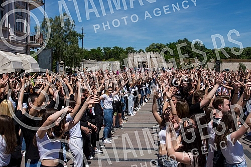 raduates of nis secondary vocational schools and grammar schoolsdanced the traditional Prom at the King of Milan Square at noon to the sounds of waltzes, which symbolically ended their schooling.Maturanti niskih srednjih strucnih skola i gimnazija 