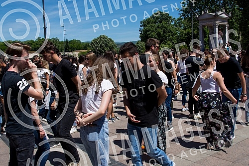 raduates of nis secondary vocational schools and grammar schoolsdanced the traditional Prom at the King of Milan Square at noon to the sounds of waltzes, which symbolically ended their schooling.Maturanti niskih srednjih strucnih skola i gimnazija 