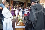 The coffin with the body of Matej Peris was taken out of the church of St. Anthony, and the funeral procession began at 5 pm, led by Mosinjor Stanislav Hocevar, Belgrade's archbishop and metropolitan.Kovceg sa telom Mateja Perisa iznet je iz crkve 