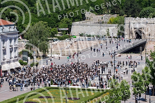raduates of nis secondary vocational schools and grammar schoolsdanced the traditional Prom at the King of Milan Square at noon to the sounds of waltzes, which symbolically ended their schooling.Maturanti niskih srednjih strucnih skola i gimnazija 