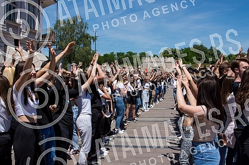 raduates of nis secondary vocational schools and grammar schoolsdanced the traditional Prom at the King of Milan Square at noon to the sounds of waltzes, which symbolically ended their schooling.Maturanti niskih srednjih strucnih skola i gimnazija 