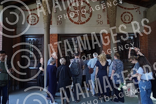 The coffin with the body of Matej Peris arrived at the church of St. Anthony, where it will be exhibited, citizens who came to say goodbye to him are slowly arriving, and at 5 pm there will be a funeral led by Belgrade Archbishop Stanislav Hocevar.