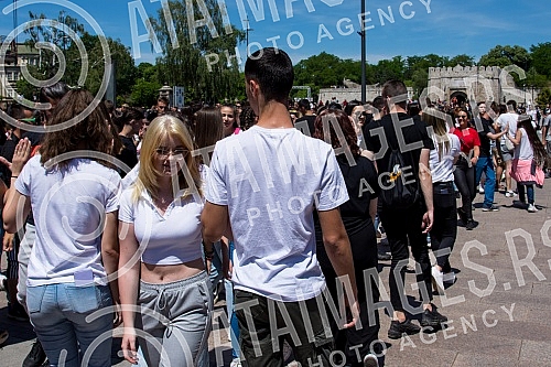 raduates of nis secondary vocational schools and grammar schoolsdanced the traditional Prom at the King of Milan Square at noon to the sounds of waltzes, which symbolically ended their schooling.Maturanti niskih srednjih strucnih skola i gimnazija 