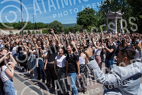 raduates of nis secondary vocational schools and grammar schoolsdanced the traditional Prom at the King of Milan Square at noon to the sounds of waltzes, which symbolically ended their schooling.Maturanti niskih srednjih strucnih skola i gimnazija 