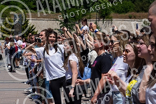 raduates of nis secondary vocational schools and grammar schoolsdanced the traditional Prom at the King of Milan Square at noon to the sounds of waltzes, which symbolically ended their schooling.Maturanti niskih srednjih strucnih skola i gimnazija 