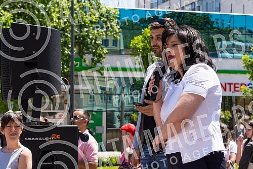raduates of nis secondary vocational schools and grammar schoolsdanced the traditional Prom at the King of Milan Square at noon to the sounds of waltzes, which symbolically ended their schooling.Maturanti niskih srednjih strucnih skola i gimnazija 
