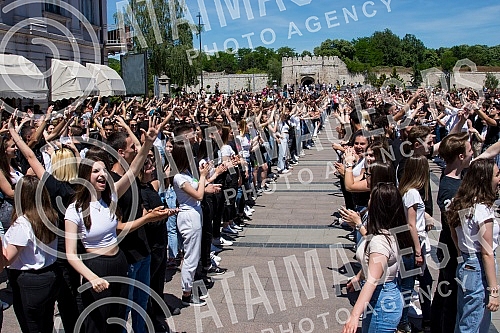 raduates of nis secondary vocational schools and grammar schoolsdanced the traditional Prom at the King of Milan Square at noon to the sounds of waltzes, which symbolically ended their schooling.Maturanti niskih srednjih strucnih skola i gimnazija 