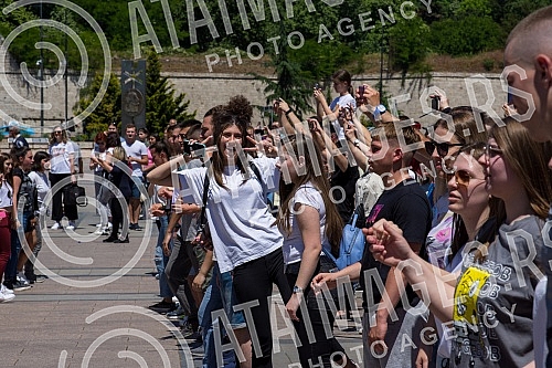 raduates of nis secondary vocational schools and grammar schoolsdanced the traditional Prom at the King of Milan Square at noon to the sounds of waltzes, which symbolically ended their schooling.Maturanti niskih srednjih strucnih skola i gimnazija 