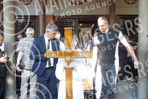The coffin with the body of Matej Peris was taken out of the church of St. Anthony, and the funeral procession began at 5 pm, led by Mosinjor Stanislav Hocevar, Belgrade's archbishop and metropolitan.Kovceg sa telom Mateja Perisa iznet je iz crkve 