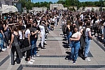 raduates of nis secondary vocational schools and grammar schoolsdanced the traditional Prom at the King of Milan Square at noon to the sounds of waltzes, which symbolically ended their schooling.Maturanti niskih srednjih strucnih skola i gimnazija 