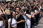 raduates of nis secondary vocational schools and grammar schoolsdanced the traditional Prom at the King of Milan Square at noon to the sounds of waltzes, which symbolically ended their schooling.Maturanti niskih srednjih strucnih skola i gimnazija 