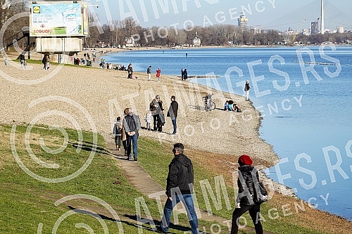 A large number of citizens enjoyed a beautiful sunny day on Ada Ciganlija on the first day of 2021. Veliki broj gradjana uzivao je u predivnom suncanom danu na Adi Ciganliji prvog dana 2021. godine.