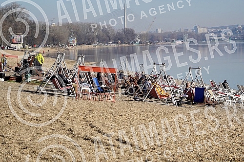 A large number of citizens enjoyed a beautiful sunny day on Ada Ciganlija on the first day of 2021. Veliki broj gradjana uzivao je u predivnom suncanom danu na Adi Ciganliji prvog dana 2021. godine.