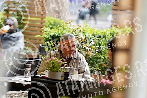 Actor Zijah Sokolovic drinks coffee in the garden of the Sumatovac restaurant despite the cold weather.Glumac Zijah Sokolovic uprkos prohladnom vremenu u basti restorana Sumatovac pije kafu.